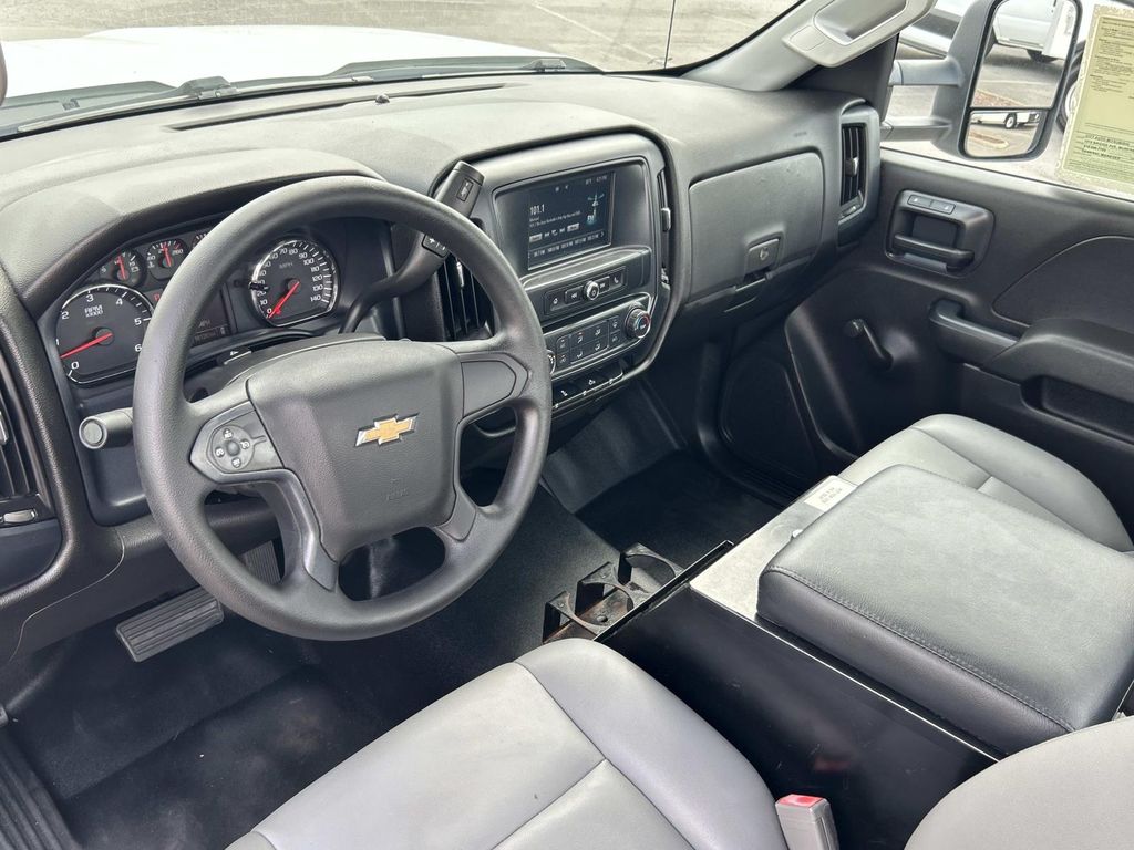 Vehicle photo 28