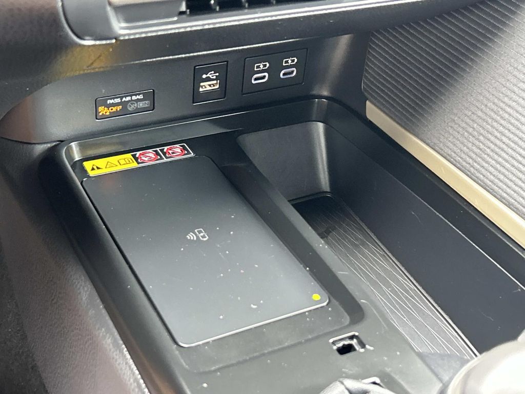 Vehicle photo 32