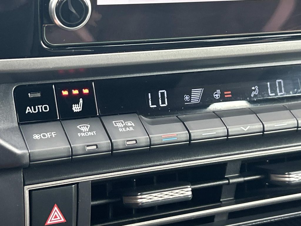 Vehicle photo 30
