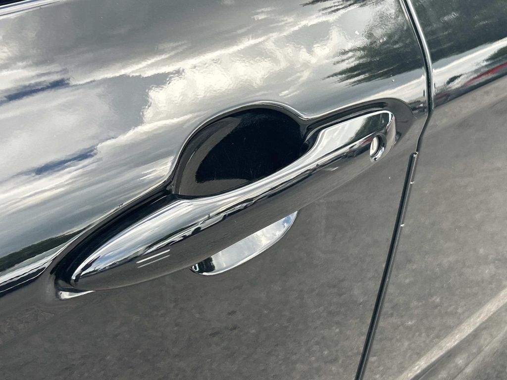 Vehicle photo 16