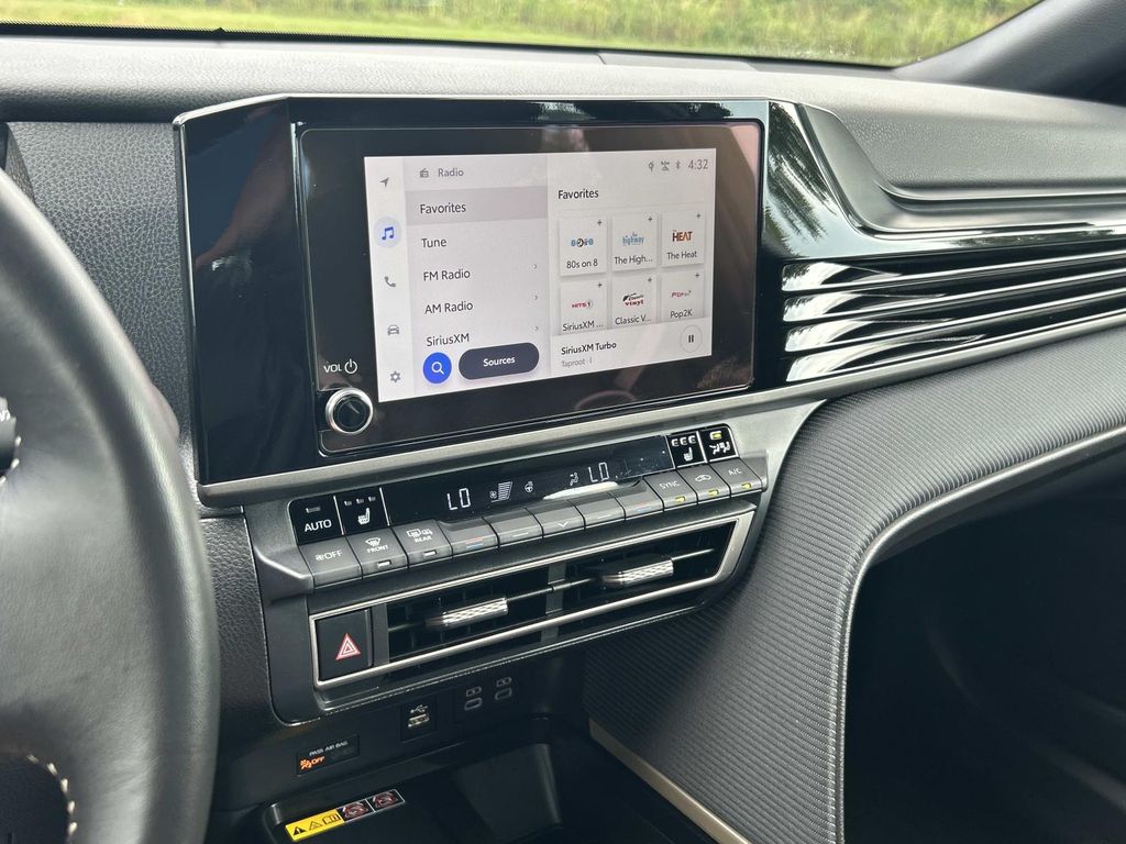 Vehicle photo 28