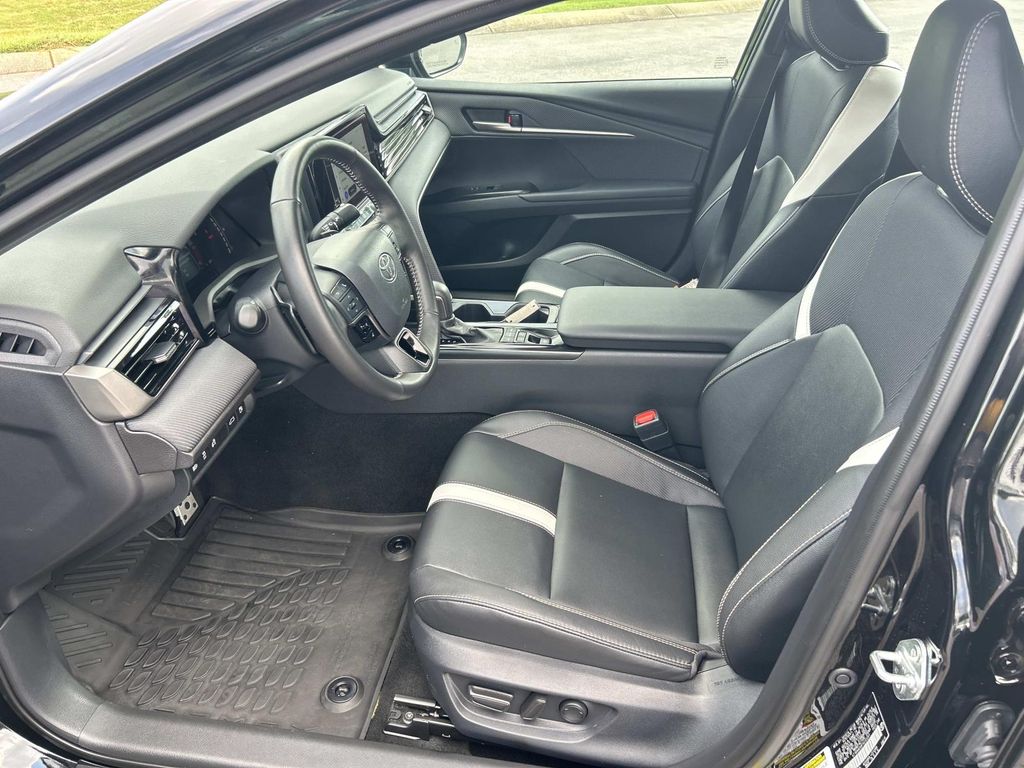 Vehicle photo 26