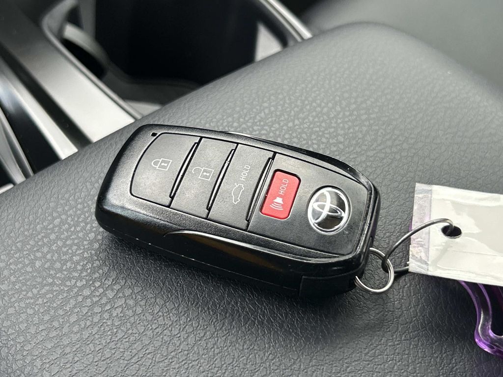Vehicle photo 33