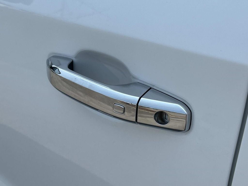 Vehicle photo 19