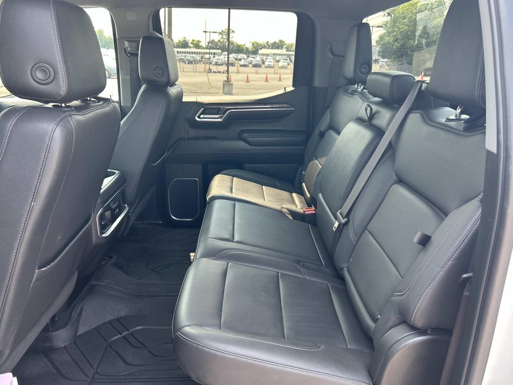 Vehicle photo 27