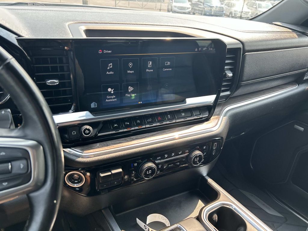 Vehicle photo 33