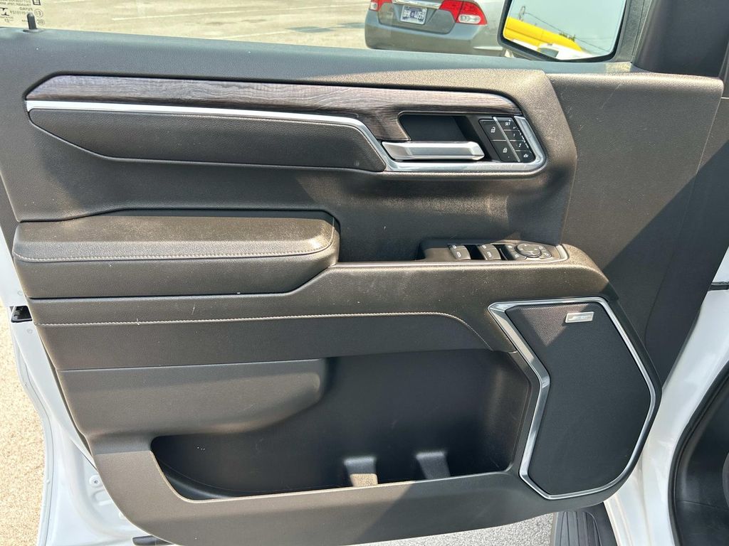 Vehicle photo 30