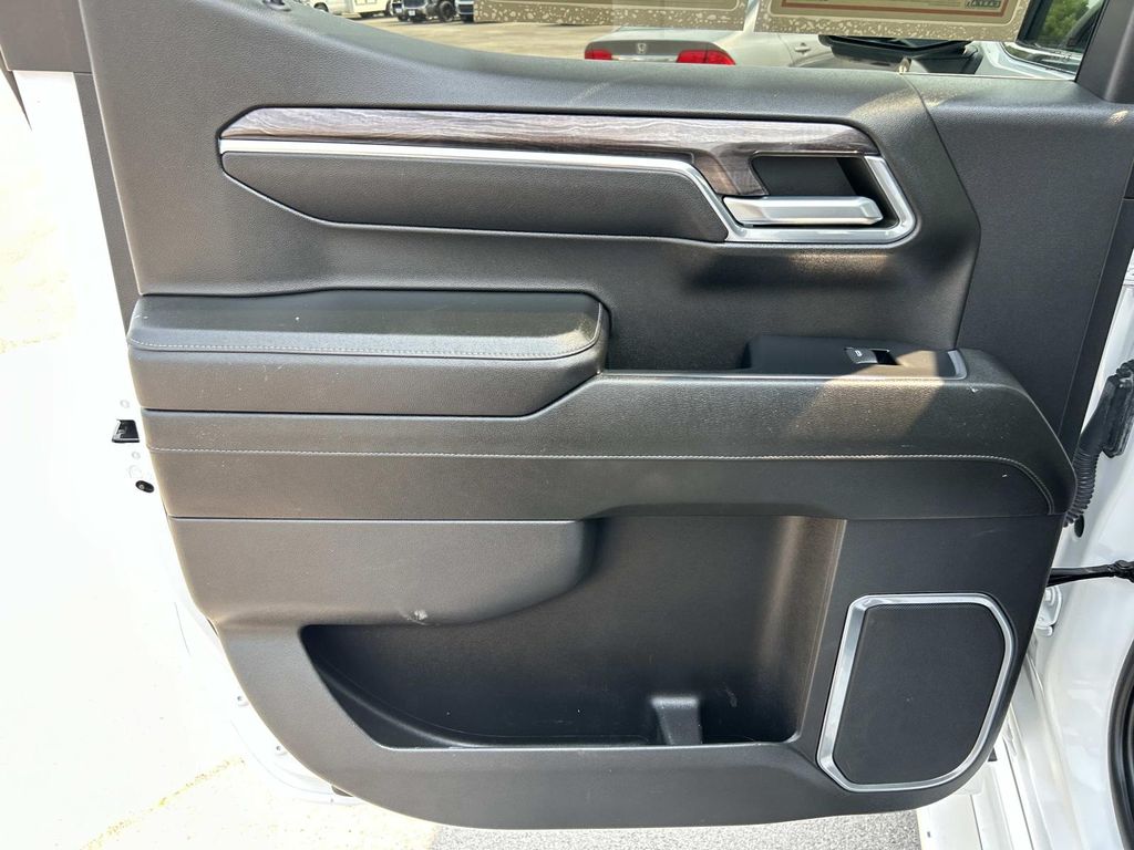 Vehicle photo 28