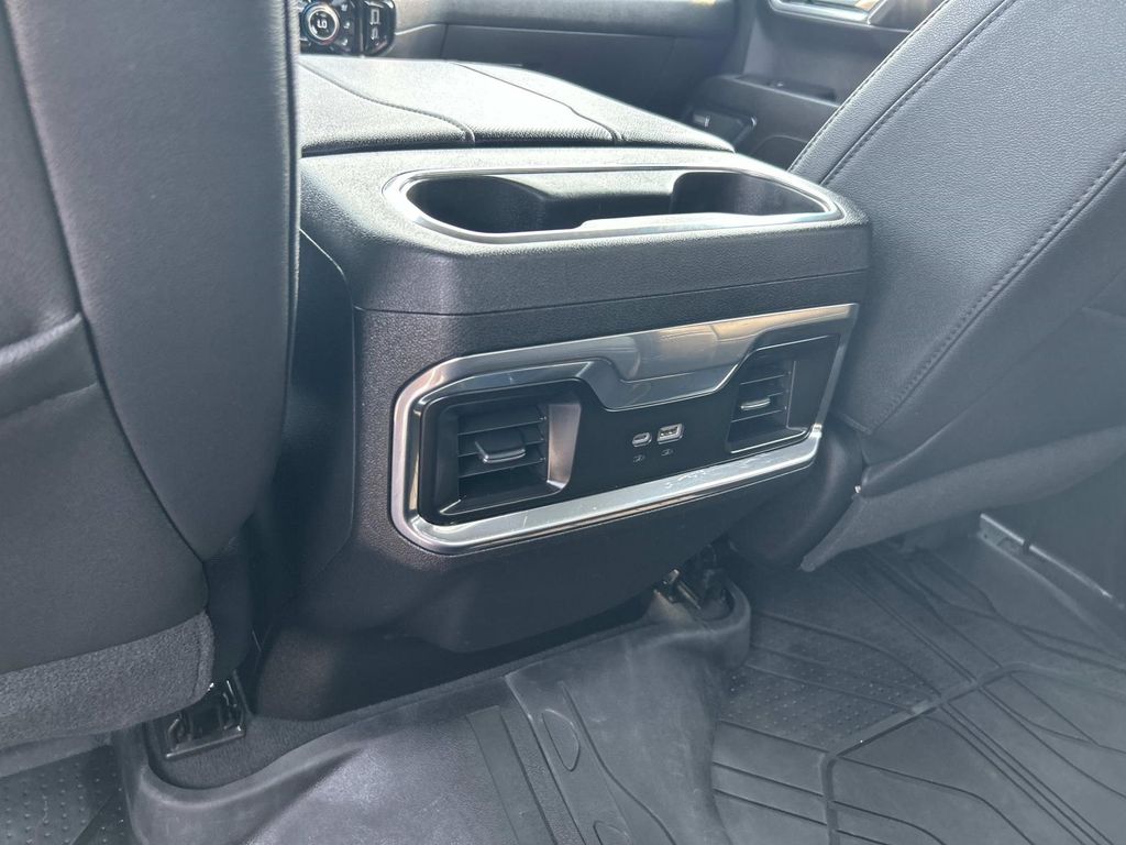 Vehicle photo 26