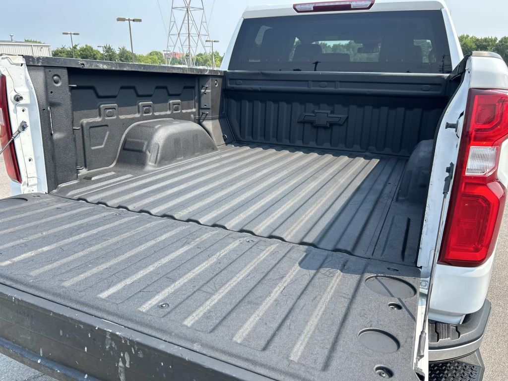 Vehicle photo 16