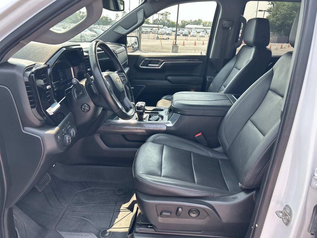 Vehicle photo 29