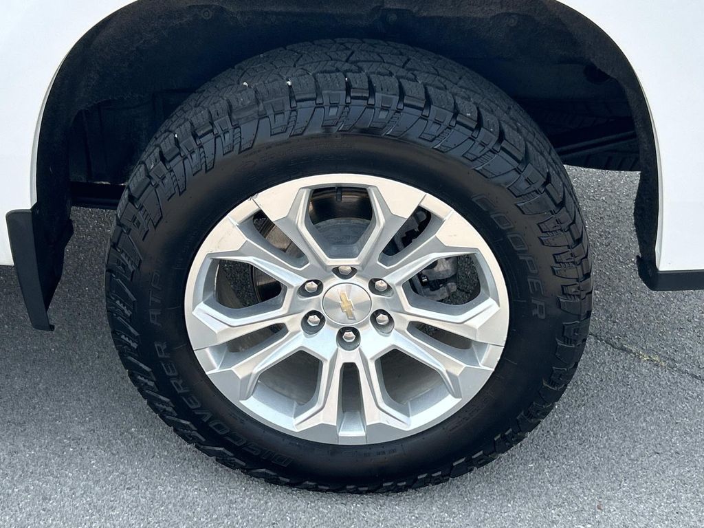 Vehicle photo 17