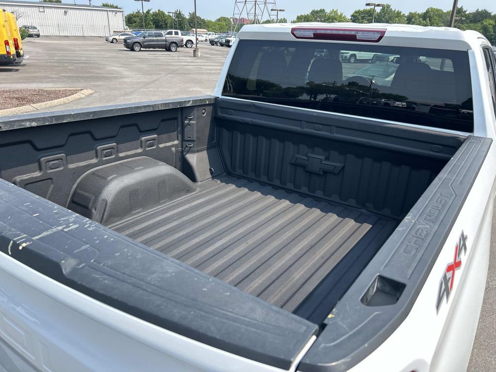 Vehicle photo 14