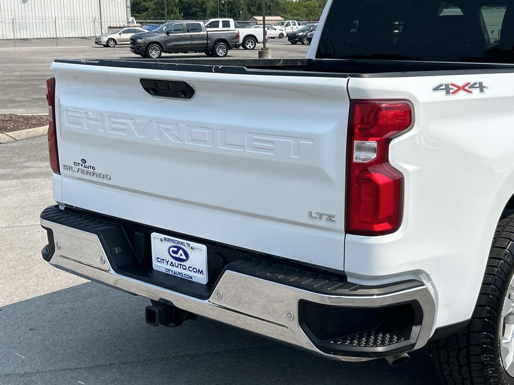Vehicle photo 13