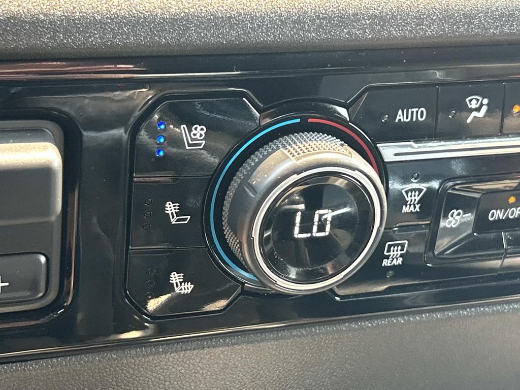 Vehicle photo 38
