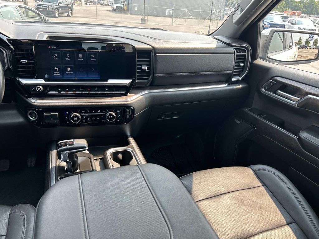 Vehicle photo 25