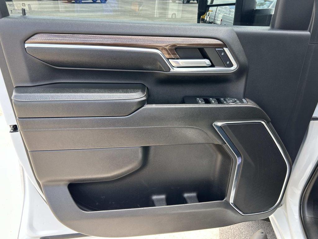 Vehicle photo 31