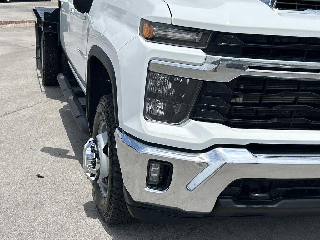 Vehicle photo 13