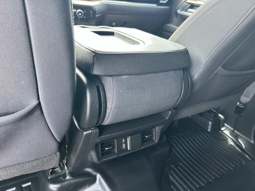 Vehicle photo 27