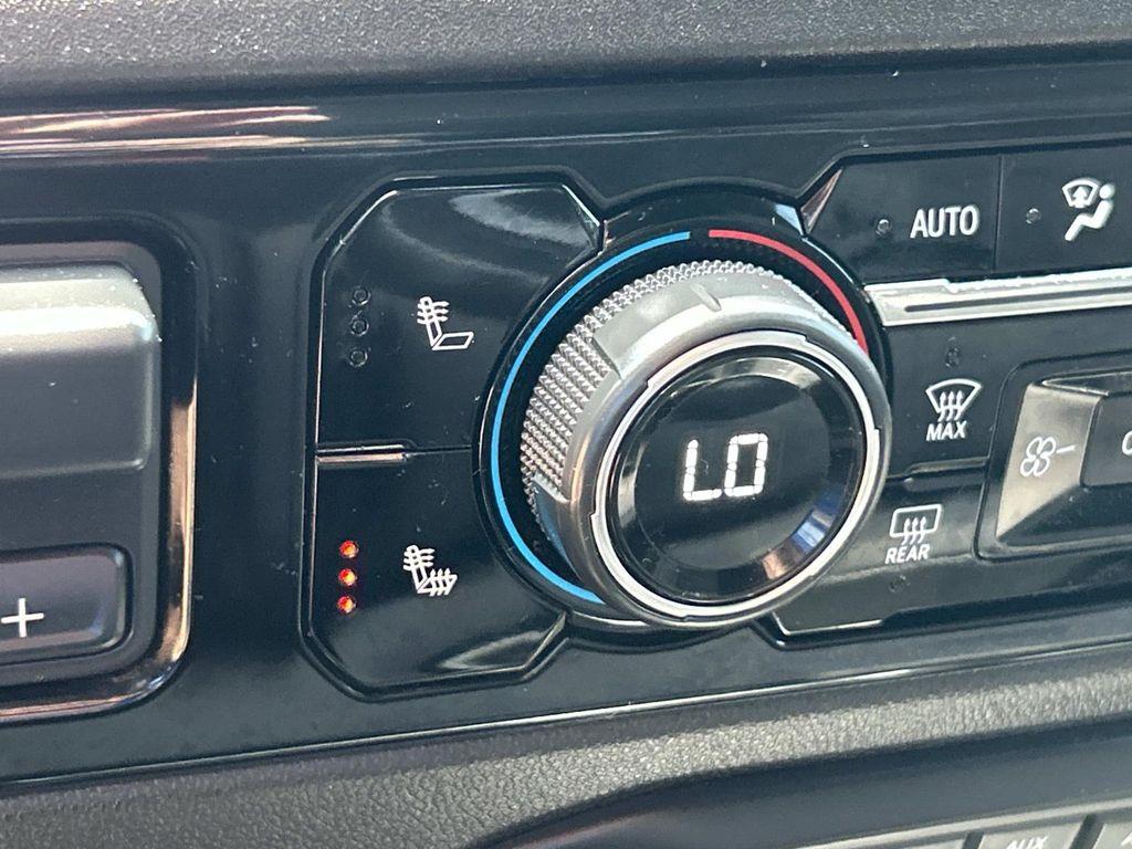 Vehicle photo 37