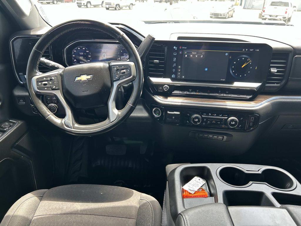 Vehicle photo 25