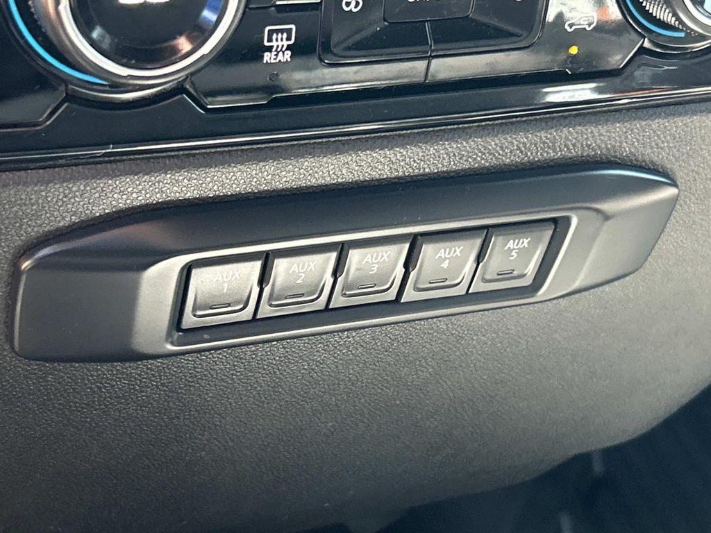 Vehicle photo 38