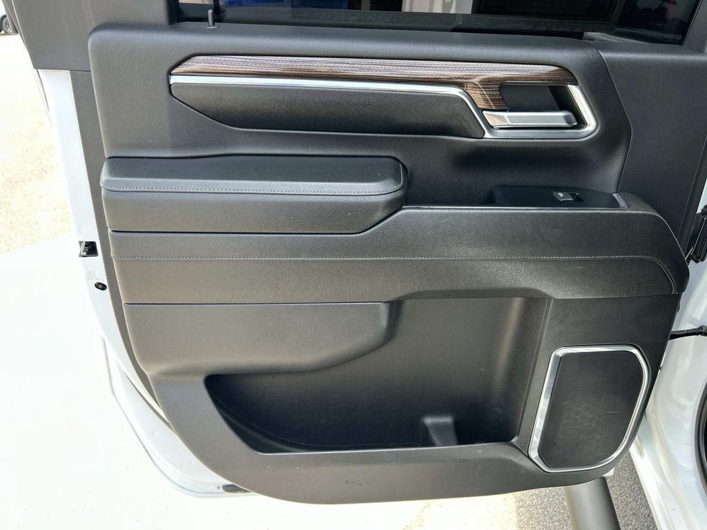 Vehicle photo 29
