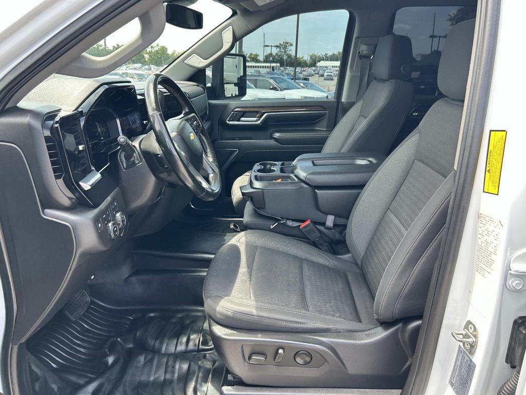 Vehicle photo 30