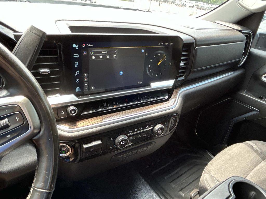 Vehicle photo 32