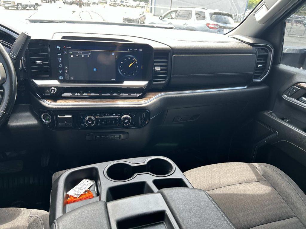 Vehicle photo 26