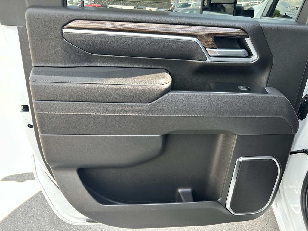 Vehicle photo 27