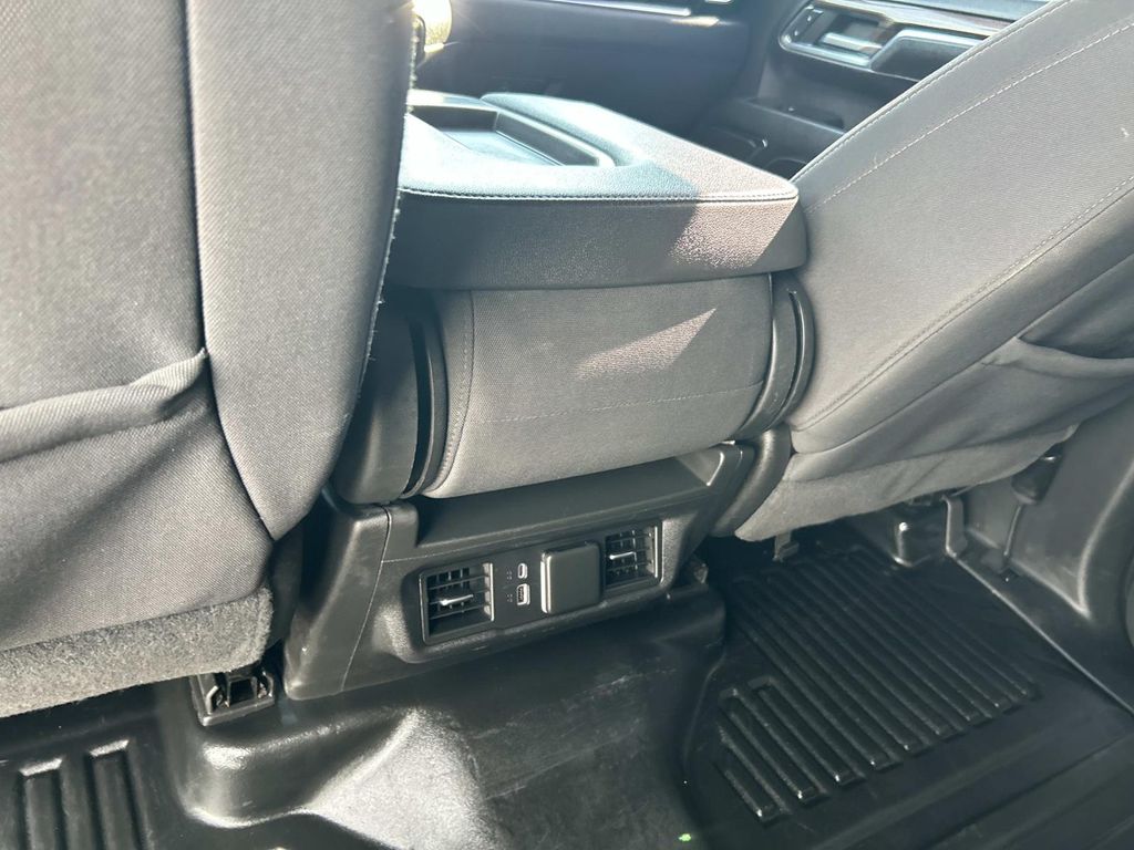 Vehicle photo 25