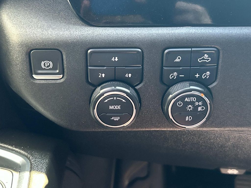 Vehicle photo 40