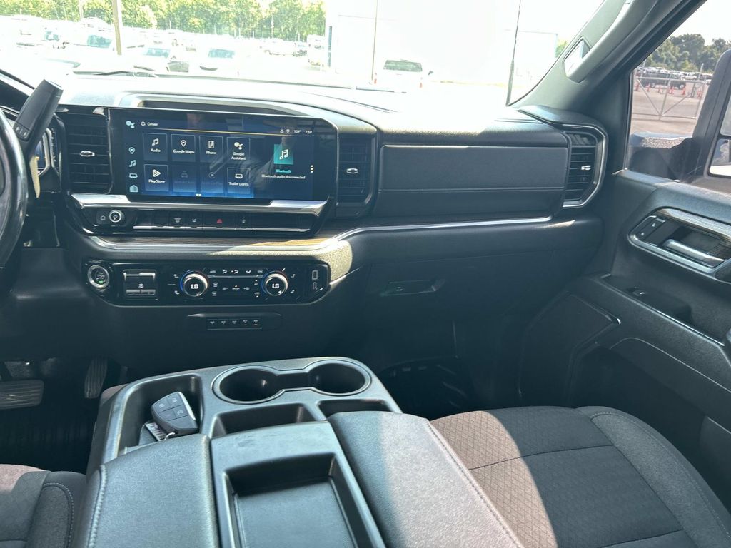 Vehicle photo 24