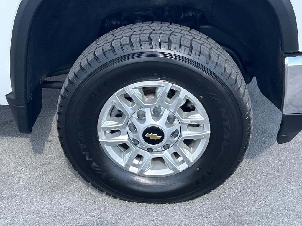 Vehicle photo 13