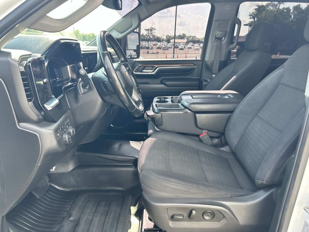 Vehicle photo 28