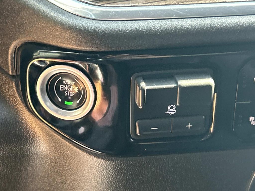 Vehicle photo 34