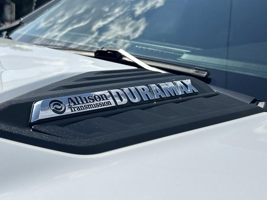 Vehicle photo 19