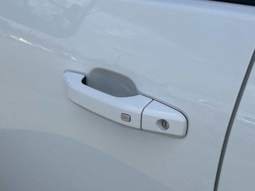 Vehicle photo 17