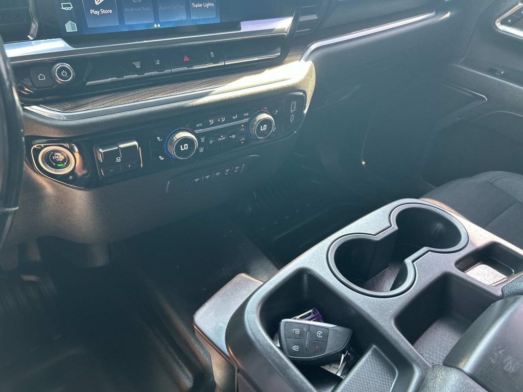 Vehicle photo 33