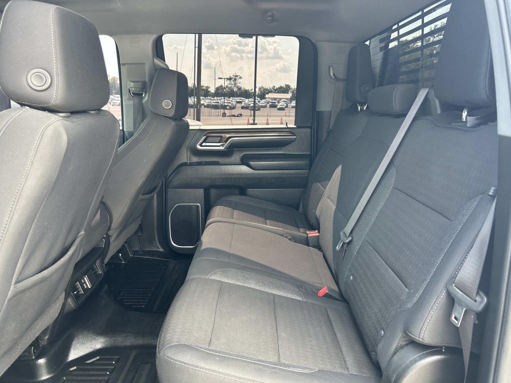 Vehicle photo 26
