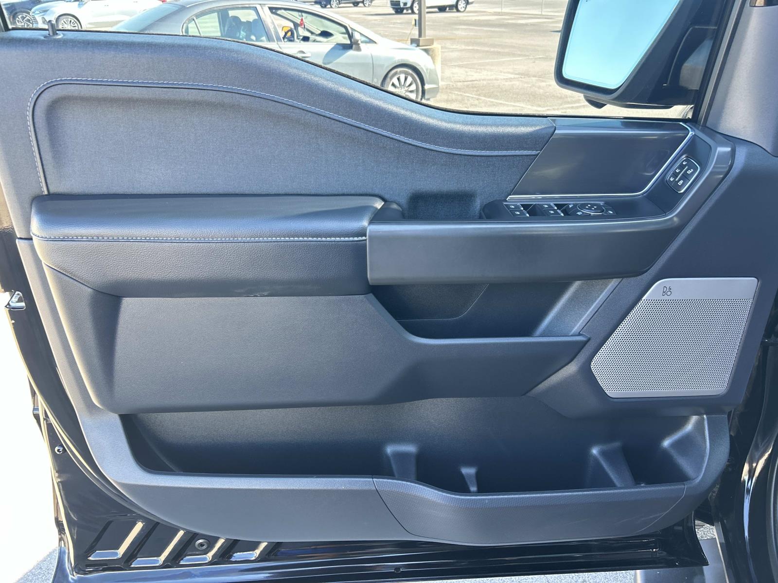 Vehicle photo 32