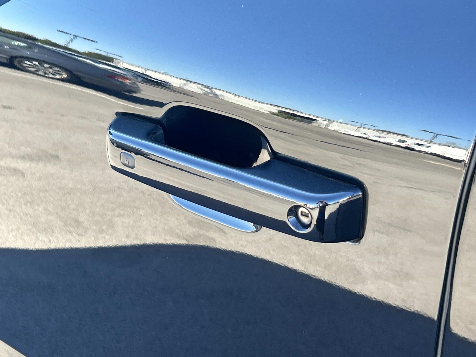 Vehicle photo 19