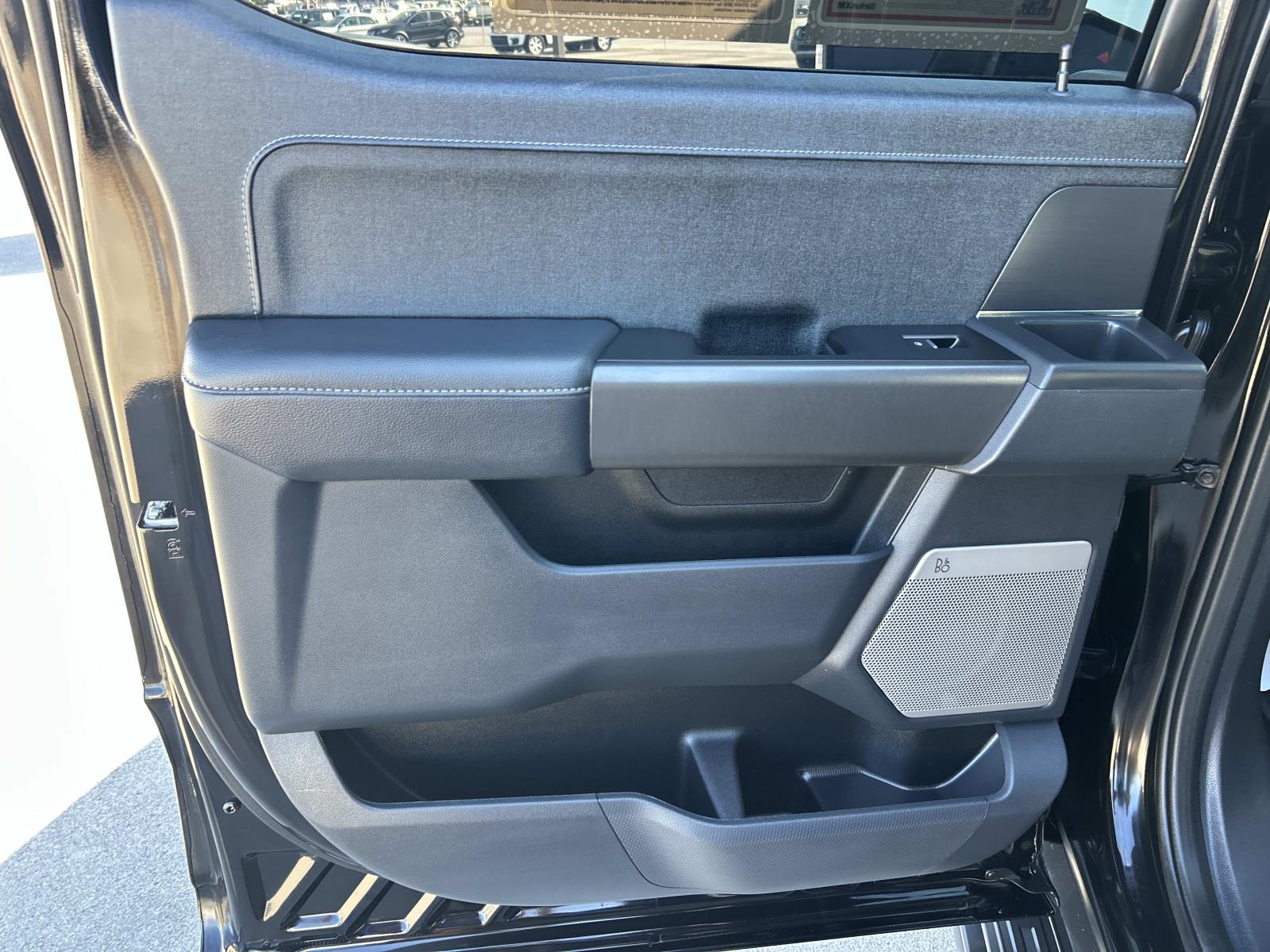 Vehicle photo 29