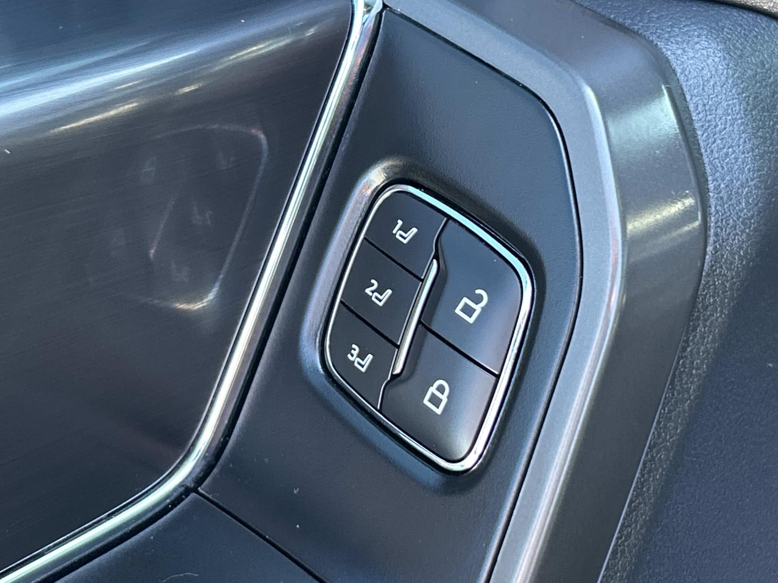Vehicle photo 33