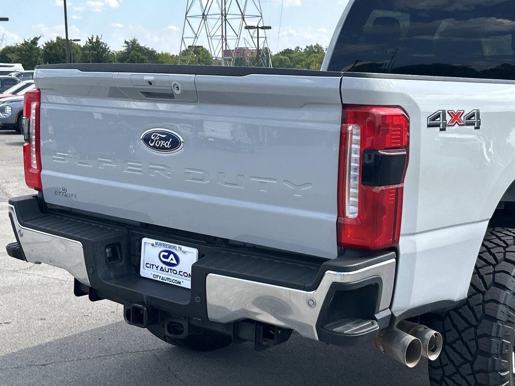 Vehicle photo 13