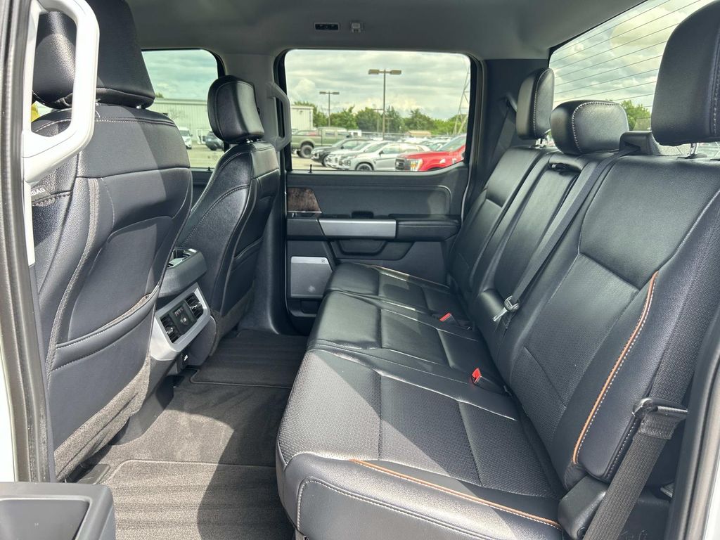 Vehicle photo 28