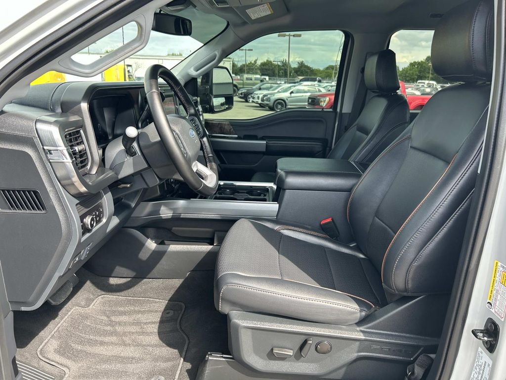 Vehicle photo 30