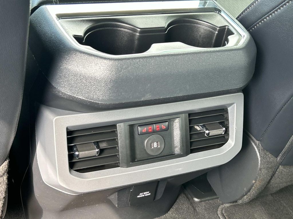 Vehicle photo 27