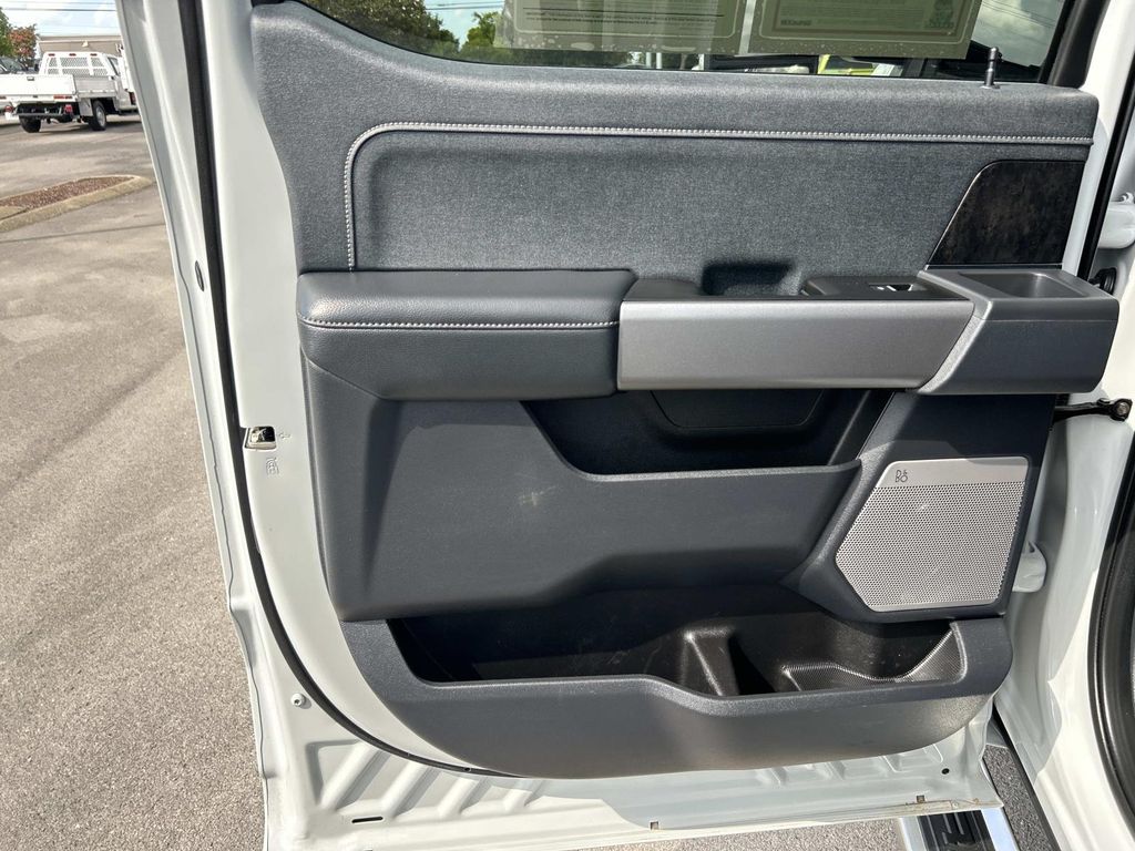 Vehicle photo 29